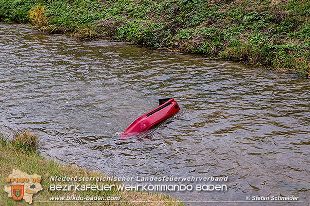 20161102 Ölfilm auf dem Gewässer des Wr.Neustädter Kanals in Kottingbrunn Foto: © Stefan Schneider 20161102 Ölfilm auf dem Gewässer des Wr.Neustädter Kanals in Kottingbrunn Foto: © Stefan Schneider