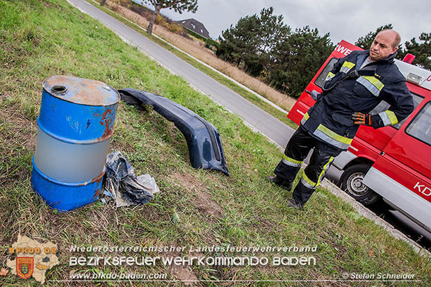 20161102 Ölfilm auf dem Gewässer des Wr.Neustädter Kanals in Kottingbrunn Foto: © Stefan Schneider 20161102 Ölfilm auf dem Gewässer des Wr.Neustädter Kanals in Kottingbrunn Foto: © Stefan Schneider