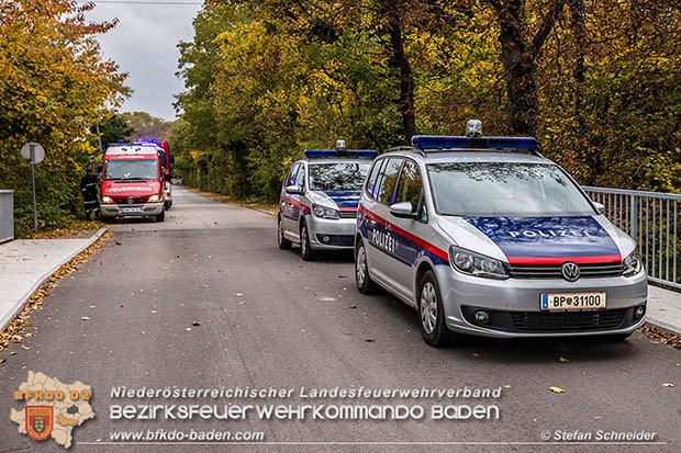20161102 Ölfilm auf dem Gewässer des Wr.Neustädter Kanals in Kottingbrunn Foto: © Stefan Schneider 20161102 Ölfilm auf dem Gewässer des Wr.Neustädter Kanals in Kottingbrunn Foto: © Stefan Schneider