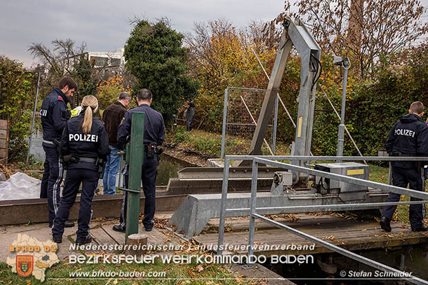 20161102 Ölfilm auf dem Gewässer des Wr.Neustädter Kanals in Kottingbrunn Foto: © Stefan Schneider 20161102 Ölfilm auf dem Gewässer des Wr.Neustädter Kanals in Kottingbrunn Foto: © Stefan Schneider
