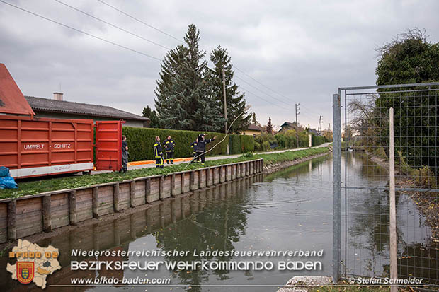 20161102 Ölfilm auf dem Gewässer des Wr.Neustädter Kanals in Kottingbrunn Foto: © Stefan Schneider 20161102 Ölfilm auf dem Gewässer des Wr.Neustädter Kanals in Kottingbrunn Foto: © Stefan Schneider