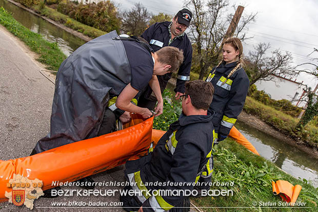 20161102 Ölfilm auf dem Gewässer des Wr.Neustädter Kanals in Kottingbrunn Foto: © Stefan Schneider 20161102 Ölfilm auf dem Gewässer des Wr.Neustädter Kanals in Kottingbrunn Foto: © Stefan Schneider