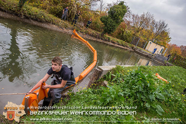 20161102 Ölfilm auf dem Gewässer des Wr.Neustädter Kanals in Kottingbrunn Foto: © Stefan Schneider 20161102 Ölfilm auf dem Gewässer des Wr.Neustädter Kanals in Kottingbrunn Foto: © Stefan Schneider