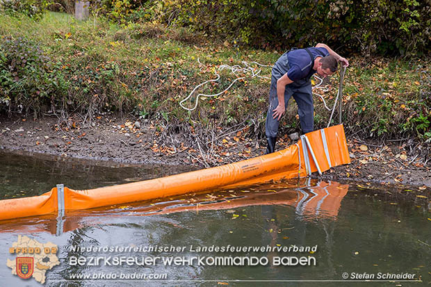 20161102 Ölfilm auf dem Gewässer des Wr.Neustädter Kanals in Kottingbrunn Foto: © Stefan Schneider 20161102 Ölfilm auf dem Gewässer des Wr.Neustädter Kanals in Kottingbrunn Foto: © Stefan Schneider
