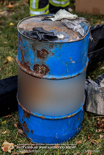 20161102 Ölfilm auf dem Gewässer des Wr.Neustädter Kanals in Kottingbrunn  Foto: © Stefan Schneider