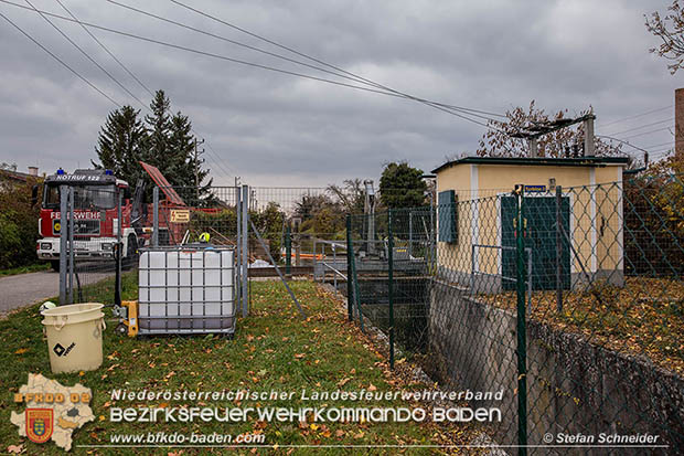 20161102 Ölfilm auf dem Gewässer des Wr.Neustädter Kanals in Kottingbrunn Foto: © Stefan Schneider 20161102 Ölfilm auf dem Gewässer des Wr.Neustädter Kanals in Kottingbrunn Foto: © Stefan Schneider