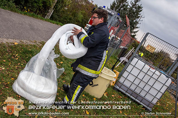 20161102 Ölfilm auf dem Gewässer des Wr.Neustädter Kanals in Kottingbrunn Foto: © Stefan Schneider 20161102 Ölfilm auf dem Gewässer des Wr.Neustädter Kanals in Kottingbrunn Foto: © Stefan Schneider