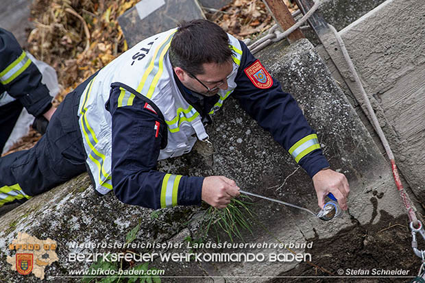 20161102 Ölfilm auf dem Gewässer des Wr.Neustädter Kanals in Kottingbrunn Foto: © Stefan Schneider 20161102 Ölfilm auf dem Gewässer des Wr.Neustädter Kanals in Kottingbrunn Foto: © Stefan Schneider
