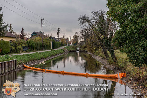 20161102 Ölfilm auf dem Gewässer des Wr.Neustädter Kanals in Kottingbrunn Foto: © Stefan Schneider 20161102 Ölfilm auf dem Gewässer des Wr.Neustädter Kanals in Kottingbrunn Foto: © Stefan Schneider