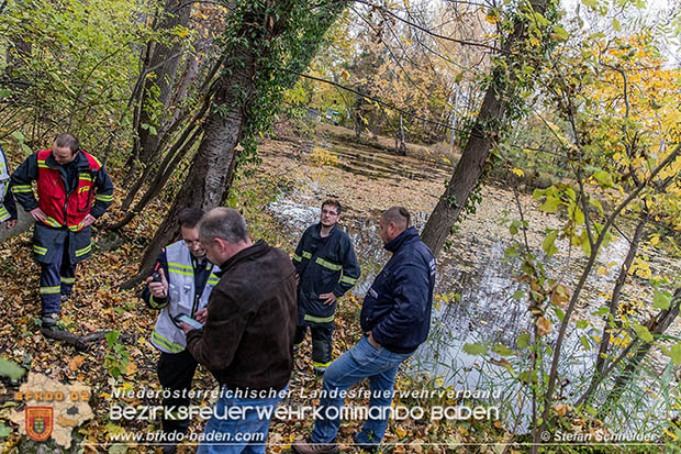 20161102 Ölfilm auf dem Gewässer des Wr.Neustädter Kanals in Kottingbrunn Foto: © Stefan Schneider 20161102 Ölfilm auf dem Gewässer des Wr.Neustädter Kanals in Kottingbrunn Foto: © Stefan Schneider