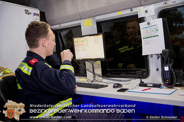 20161102 Ölfilm auf dem Gewässer des Wr.Neustädter Kanals in Kottingbrunn Foto: © Stefan Schneider 20161102 Ölfilm auf dem Gewässer des Wr.Neustädter Kanals in Kottingbrunn Foto: © Stefan Schneider
