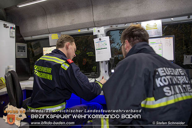 20161102 Ölfilm auf dem Gewässer des Wr.Neustädter Kanals in Kottingbrunn Foto: © Stefan Schneider 20161102 Ölfilm auf dem Gewässer des Wr.Neustädter Kanals in Kottingbrunn Foto: © Stefan Schneider