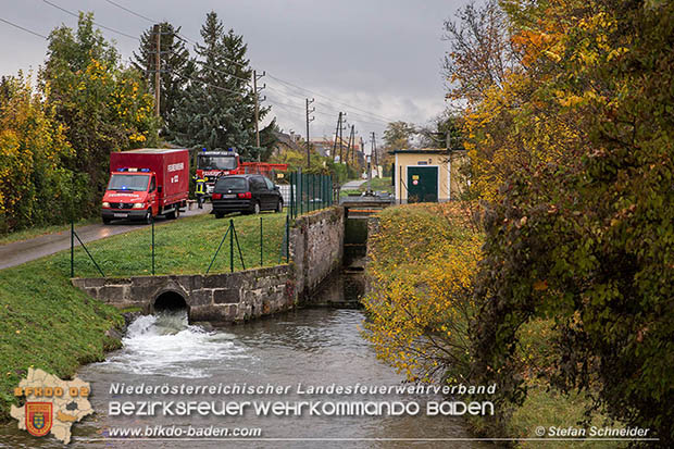 20161102 Ölfilm auf dem Gewässer des Wr.Neustädter Kanals in Kottingbrunn Foto: © Stefan Schneider 20161102 Ölfilm auf dem Gewässer des Wr.Neustädter Kanals in Kottingbrunn Foto: © Stefan Schneider