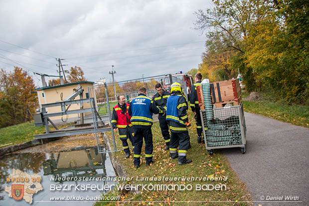 20161102 Ölfilm auf dem Gewässer des Wr.Neustädter Kanals in Kottingbrunn Foto: © Daniel Wirth 20161102 Ölfilm auf dem Gewässer des Wr.Neustädter Kanals in Kottingbrunn Foto: © Daniel Wirth