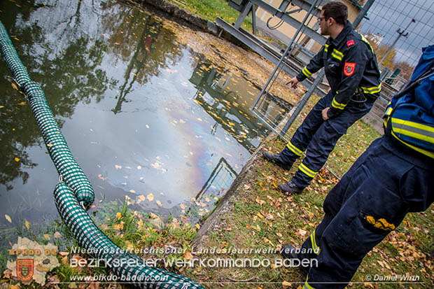20161102 Ölfilm auf dem Gewässer des Wr.Neustädter Kanals in Kottingbrunn Foto: © Daniel Wirth 20161102 Ölfilm auf dem Gewässer des Wr.Neustädter Kanals in Kottingbrunn Foto: © Daniel Wirth