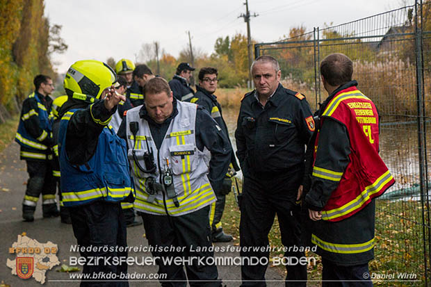 20161102 Ölfilm auf dem Gewässer des Wr.Neustädter Kanals in Kottingbrunn Foto: © Daniel Wirth 20161102 Ölfilm auf dem Gewässer des Wr.Neustädter Kanals in Kottingbrunn Foto: © Daniel Wirth