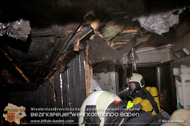   Inzwischen trafen die vom Feuerwehr-Einsatzleiter, Kommandant Oberbrandinspektor Roman Schimanko, nachgeforderten Einsatzkraefte der Feuerwehr Pottenstein mit dem Atemluftfahrzeug „ALF" sowie die Kameraden aus Berndorf mit der Waermebildkamera am Einsatzort ein.