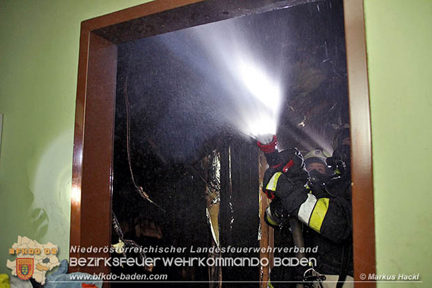   Inzwischen trafen die vom Feuerwehr-Einsatzleiter, Kommandant Oberbrandinspektor Roman Schimanko, nachgeforderten Einsatzkraefte der Feuerwehr Pottenstein mit dem Atemluftfahrzeug „ALF" sowie die Kameraden aus Berndorf mit der Waermebildkamera am Einsatzort ein.