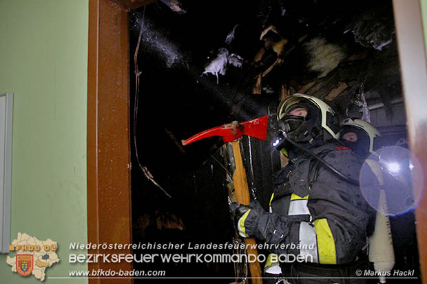   Inzwischen trafen die vom Feuerwehr-Einsatzleiter, Kommandant Oberbrandinspektor Roman Schimanko, nachgeforderten Einsatzkraefte der Feuerwehr Pottenstein mit dem Atemluftfahrzeug „ALF" sowie die Kameraden aus Berndorf mit der Waermebildkamera am Einsatzort ein.