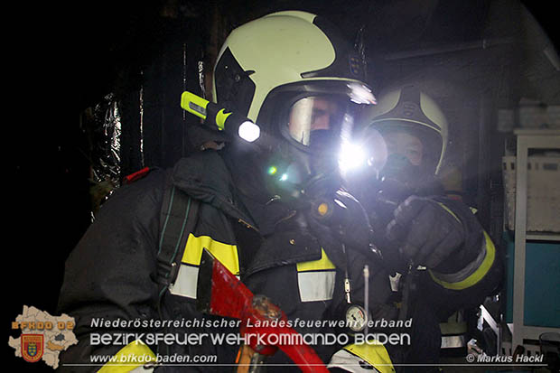   Inzwischen trafen die vom Feuerwehr-Einsatzleiter, Kommandant Oberbrandinspektor Roman Schimanko, nachgeforderten Einsatzkraefte der Feuerwehr Pottenstein mit dem Atemluftfahrzeug „ALF" sowie die Kameraden aus Berndorf mit der Waermebildkamera am Einsatzort ein.