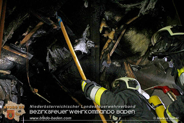  Mit der Waermebildkamera konnte die Gewissheit verschafft werden, dass sich keine weiteren Brandherde hinter der Dachverkleidung befanden