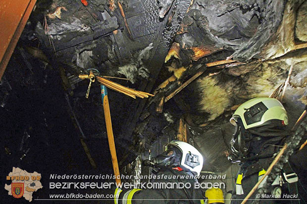  Mit der Waermebildkamera konnte die Gewissheit verschafft werden, dass sich keine weiteren Brandherde hinter der Dachverkleidung befanden