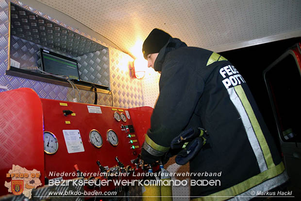   Inzwischen trafen die vom Feuerwehr-Einsatzleiter, Kommandant Oberbrandinspektor Roman Schimanko, nachgeforderten Einsatzkraefte der Feuerwehr Pottenstein mit dem Atemluftfahrzeug „ALF" sowie die Kameraden aus Berndorf mit der Waermebildkamera am Einsatzort ein.