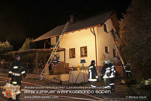  Mit der Waermebildkamera konnte die Gewissheit verschafft werden, dass sich keine weiteren Brandherde hinter der Dachverkleidung befanden