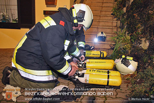  Mit der Waermebildkamera konnte die Gewissheit verschafft werden, dass sich keine weiteren Brandherde hinter der Dachverkleidung befanden