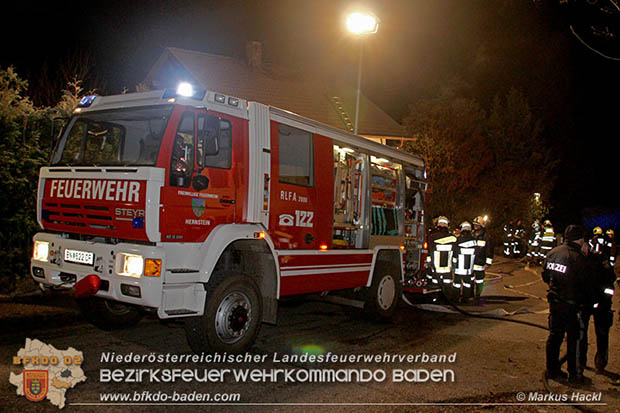  Mit der Waermebildkamera konnte die Gewissheit verschafft werden, dass sich keine weiteren Brandherde hinter der Dachverkleidung befanden