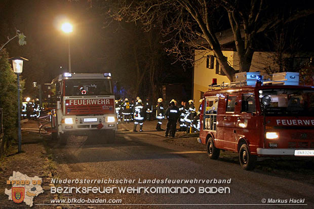  Mit der Waermebildkamera konnte die Gewissheit verschafft werden, dass sich keine weiteren Brandherde hinter der Dachverkleidung befanden