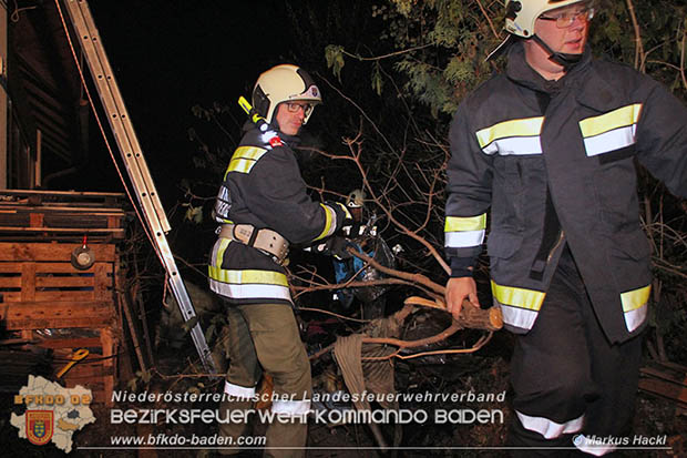  Mit der Waermebildkamera konnte die Gewissheit verschafft werden, dass sich keine weiteren Brandherde hinter der Dachverkleidung befanden