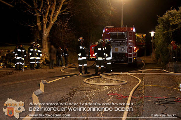  Mit der Waermebildkamera konnte die Gewissheit verschafft werden, dass sich keine weiteren Brandherde hinter der Dachverkleidung befanden