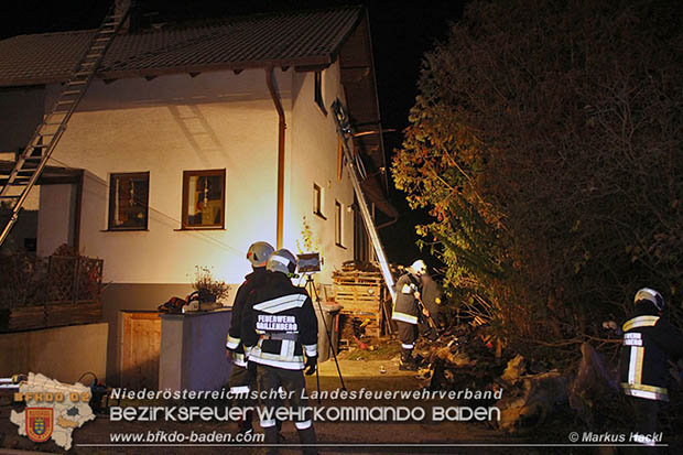  Mit der Waermebildkamera konnte die Gewissheit verschafft werden, dass sich keine weiteren Brandherde hinter der Dachverkleidung befanden