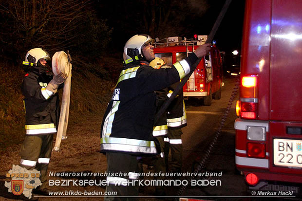  Mit der Waermebildkamera konnte die Gewissheit verschafft werden, dass sich keine weiteren Brandherde hinter der Dachverkleidung befanden