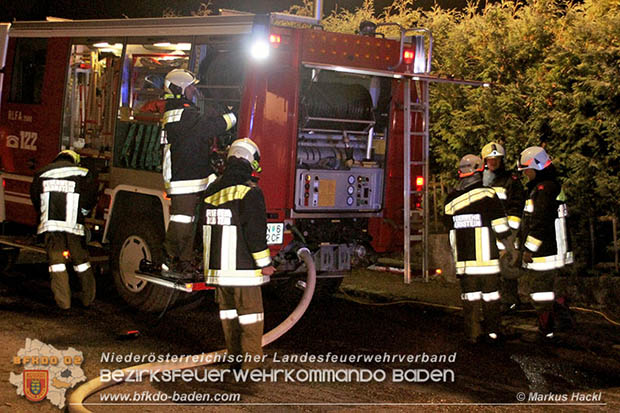  Mit der Waermebildkamera konnte die Gewissheit verschafft werden, dass sich keine weiteren Brandherde hinter der Dachverkleidung befanden