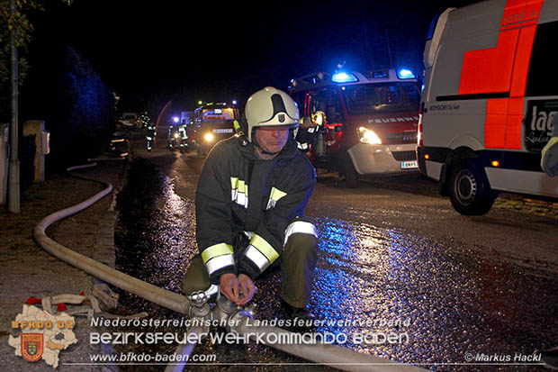  Mit der Waermebildkamera konnte die Gewissheit verschafft werden, dass sich keine weiteren Brandherde hinter der Dachverkleidung befanden