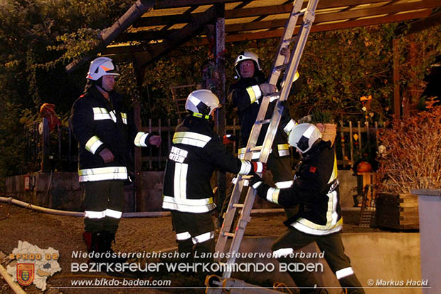  Mit der Waermebildkamera konnte die Gewissheit verschafft werden, dass sich keine weiteren Brandherde hinter der Dachverkleidung befanden