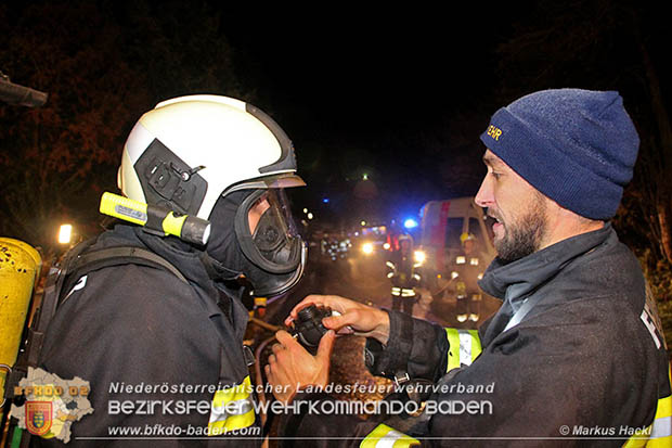  Mit der Waermebildkamera konnte die Gewissheit verschafft werden, dass sich keine weiteren Brandherde hinter der Dachverkleidung befanden