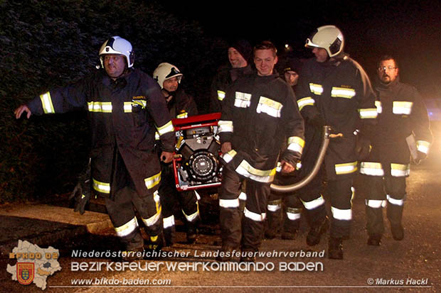  Mit der Waermebildkamera konnte die Gewissheit verschafft werden, dass sich keine weiteren Brandherde hinter der Dachverkleidung befanden