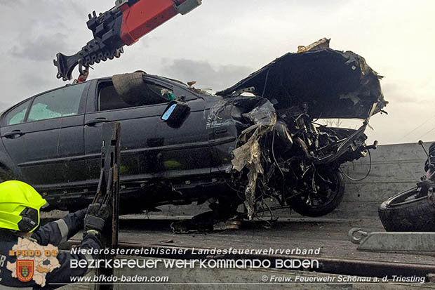 20161110 Verkehrsunfall zwischen Sollenau und Günselsdorf auf der LB17  Foto: © FF Schönau a.d.Triesting