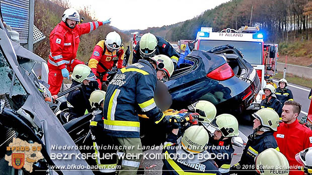 20161113 Verkehrsunfall A21 Klausen-Leopoldsdorf RFb Wien  Foto: Stefan Schneider20161113 Verkehrsunfall A21 Klausen-Leopoldsdorf RFb Wien  Foto: Stefan Schneider