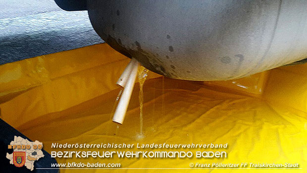 20161117 Aufgerissener LKW Kraftstofftank forderte Feuerwehreinsatz in Traiskirchen Foto: © Franz Pölleritzer 20161117 Aufgerissener LKW Kraftstofftank forderte Feuerwehreinsatz in Traiskirchen Foto: © Franz Pölleritzer