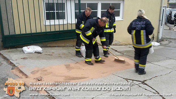 20161117 Aufgerissener LKW Kraftstofftank forderte Feuerwehreinsatz in Traiskirchen Foto: © Franz Pölleritzer 20161117 Aufgerissener LKW Kraftstofftank forderte Feuerwehreinsatz in Traiskirchen Foto: © Franz Pölleritzer