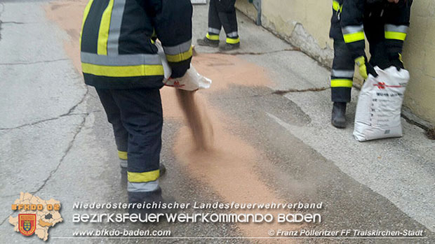 20161117 Aufgerissener LKW Kraftstofftank forderte Feuerwehreinsatz in Traiskirchen Foto: © Franz Pölleritzer 20161117 Aufgerissener LKW Kraftstofftank forderte Feuerwehreinsatz in Traiskirchen Foto: © Franz Pölleritzer