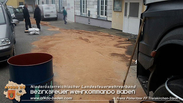 20161117 Aufgerissener LKW Kraftstofftank forderte Feuerwehreinsatz in Traiskirchen Foto: © Franz Pölleritzer 20161117 Aufgerissener LKW Kraftstofftank forderte Feuerwehreinsatz in Traiskirchen Foto: © Franz Pölleritzer