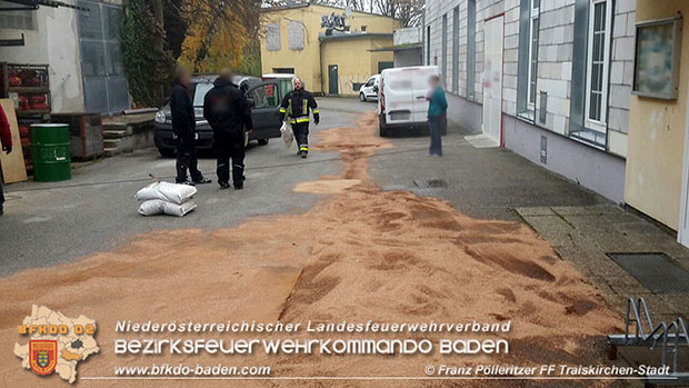 20161117 Aufgerissener LKW Kraftstofftank forderte Feuerwehreinsatz in Traiskirchen Foto: © Franz Pölleritzer 20161117 Aufgerissener LKW Kraftstofftank forderte Feuerwehreinsatz in Traiskirchen Foto: © Franz Pölleritzer