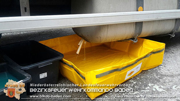 20161117 Aufgerissener LKW Kraftstofftank forderte Feuerwehreinsatz in Traiskirchen Foto: © Franz Pölleritzer 20161117 Aufgerissener LKW Kraftstofftank forderte Feuerwehreinsatz in Traiskirchen Foto: © Franz Pölleritzer