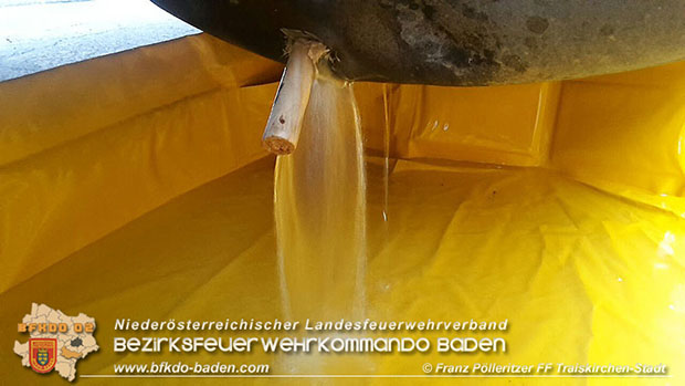 20161117 Aufgerissener LKW Kraftstofftank forderte Feuerwehreinsatz in Traiskirchen Foto: © Franz Pölleritzer 20161117 Aufgerissener LKW Kraftstofftank forderte Feuerwehreinsatz in Traiskirchen Foto: © Franz Pölleritzer