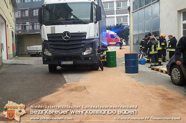 20161117 Aufgerissener LKW Kraftstofftank forderte Feuerwehreinsatz in Traiskirchen  Foto: © Franz Pölleritzer